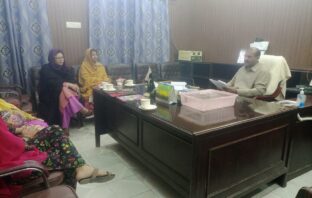 لاڑکانہ شہید رانی لیڈیزپریس کلب میڈیا فورم ٹیم کی میٹگز ڈی ایچ و او شوکت ابڑو ساتھ ہوئی